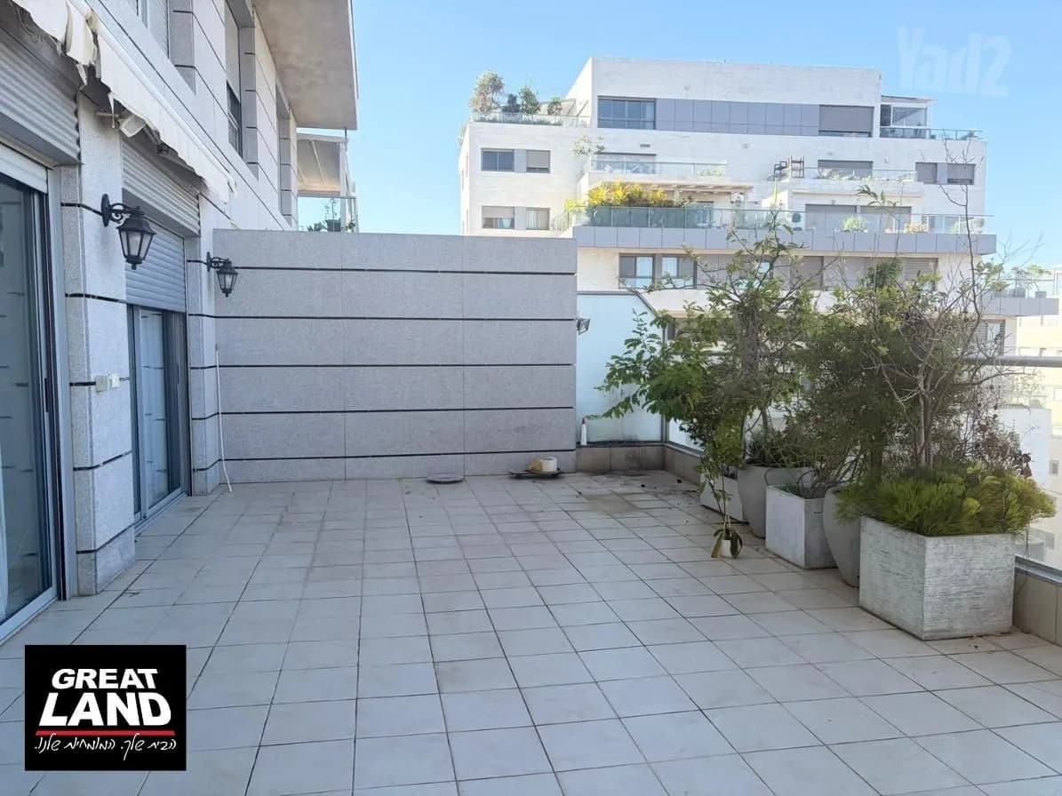 תמונה ראשית של הנכס: פנטהאוז 5 חדרים בנווה גן